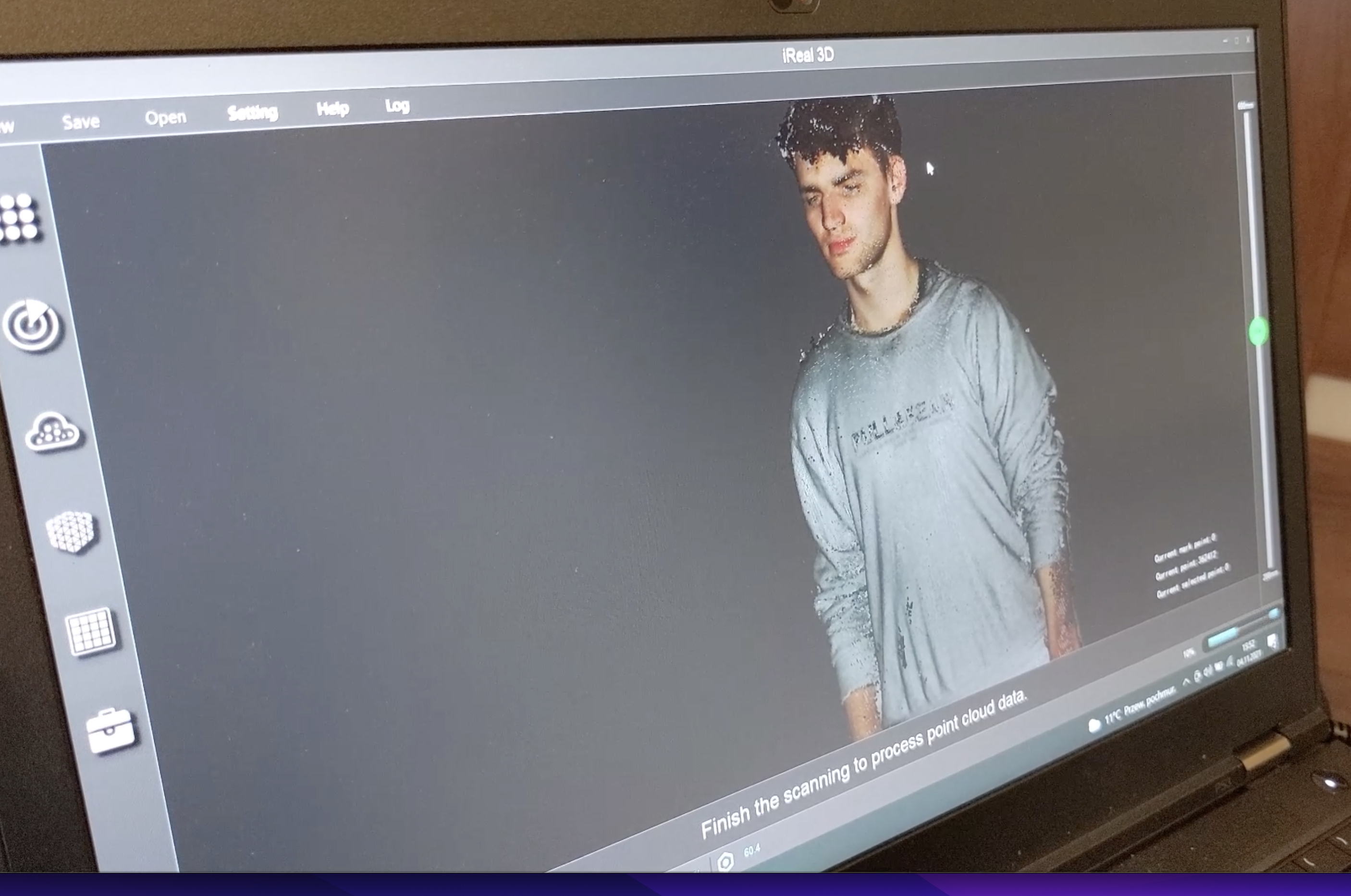 Skanowanie człowieka za pomocą skanera SCANTECH iReal 2E