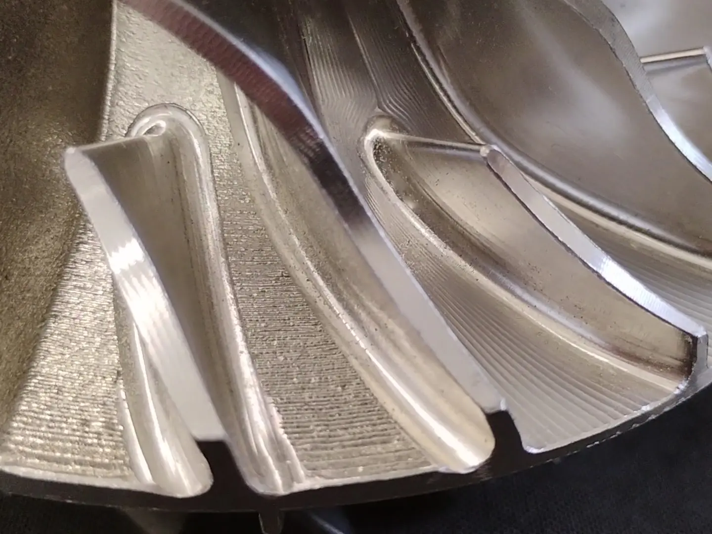 Sekret idealnej powierzchni w druku 3D z metalu. Dlaczego surowy wydruk to dopiero początek?