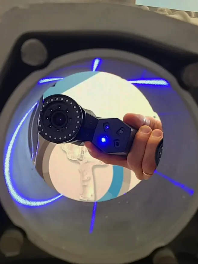 przykład skanowania ciężko dostępnego otworu w bloku silnika