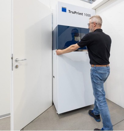 drukarka TruPrint 1000 przepychana przez zwykłe drzwi wejściowe