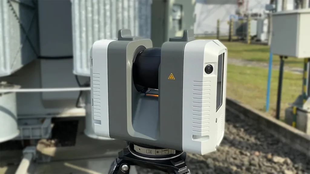 Skaner podczas skanowania urządzeń infrastrukutry energetycznej