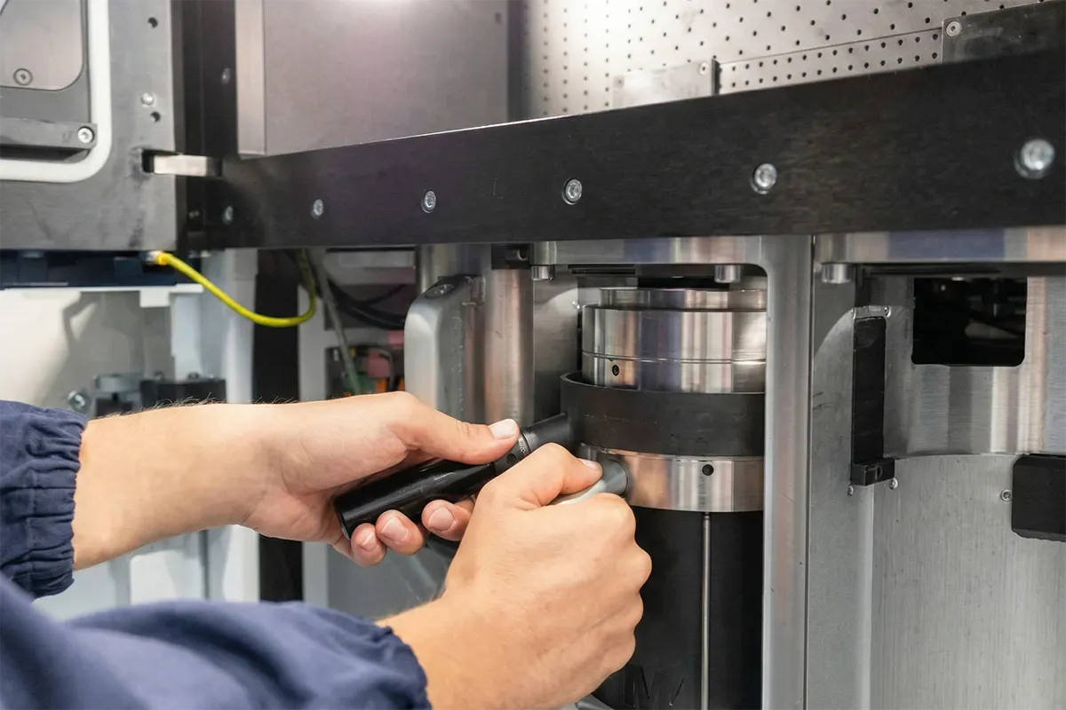 Wymiana pojemnika z proszkiem metalicznym