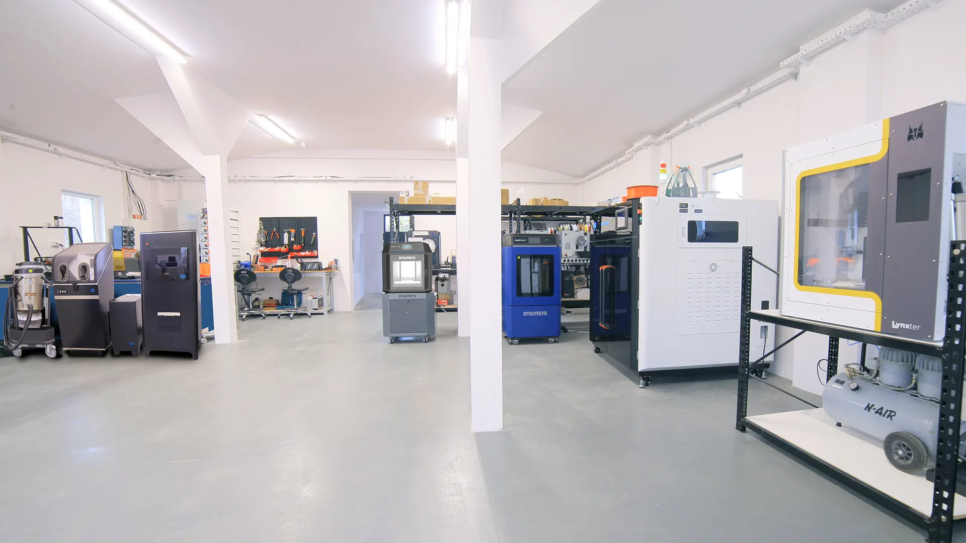 drukarnia 3d - widok drukarek wielkoformatowych, do materiałów zaawansowanych, sls oraz do silikonuy