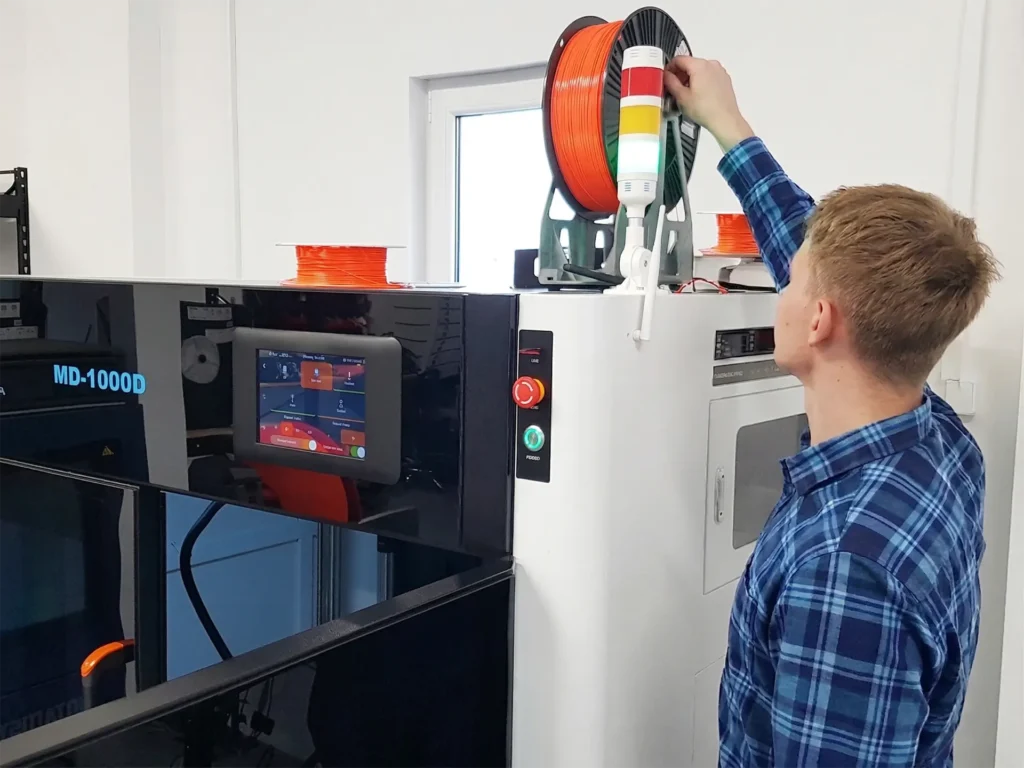 Nauka obsługi dużej drukaki podczas wdrożenia technologii do firmy