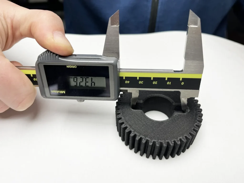 pomiary wydrukowanej części w czasie szkolenia wdrażającego technologie 3d