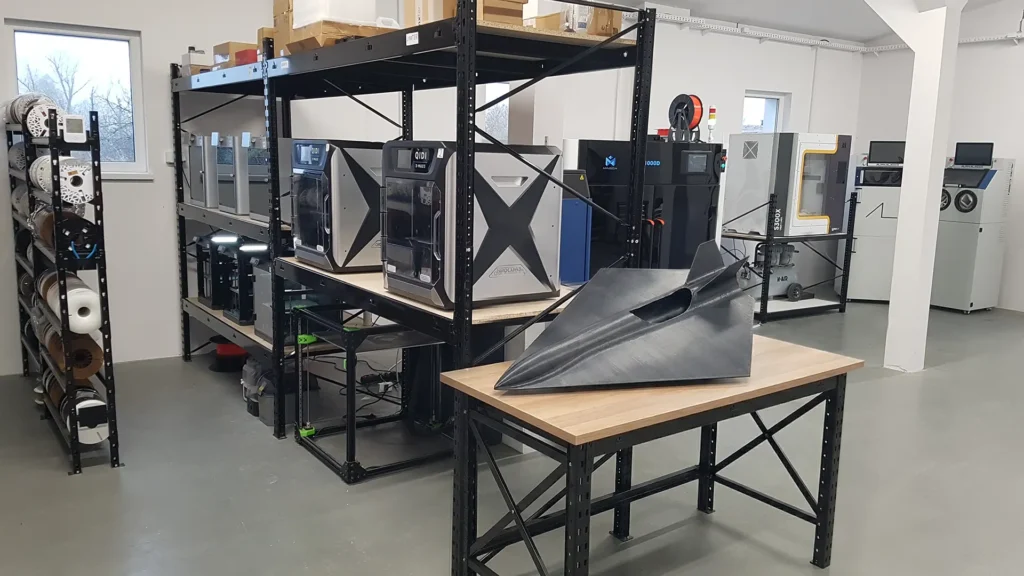 wyposażenie stacjonarnej sali szkoleń druku 3d - drukarki i materiały druku