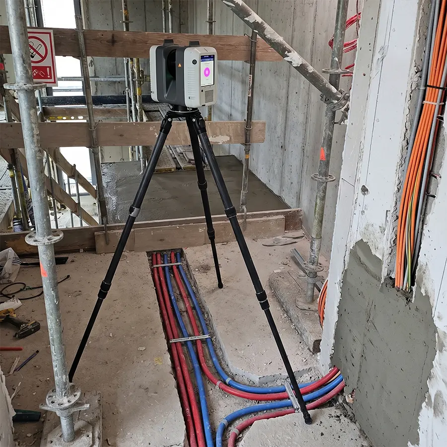 Skaner leica rtc 360 podczas skanowania instalacji zanikowych na budowie