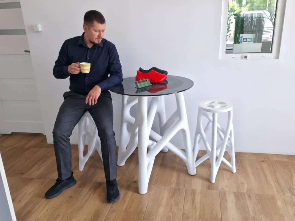 Zestaw konferencyjny, stolik i krzesła wydrukowany z filamentu